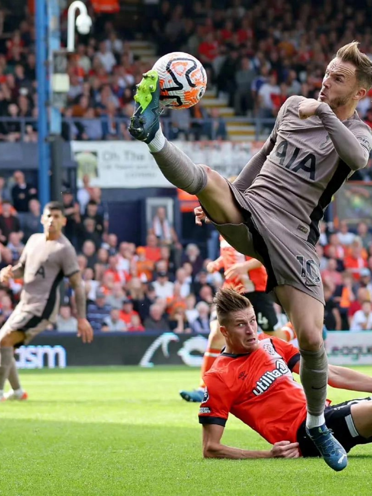 新葡京博彩官网-包含足球明星展现出色表现，球迷热情不减的词条